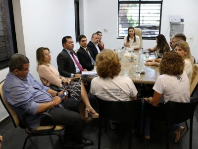 pessoas em volta de uma mesa