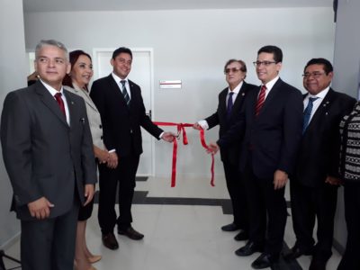 Pessoas sentadas em auditório