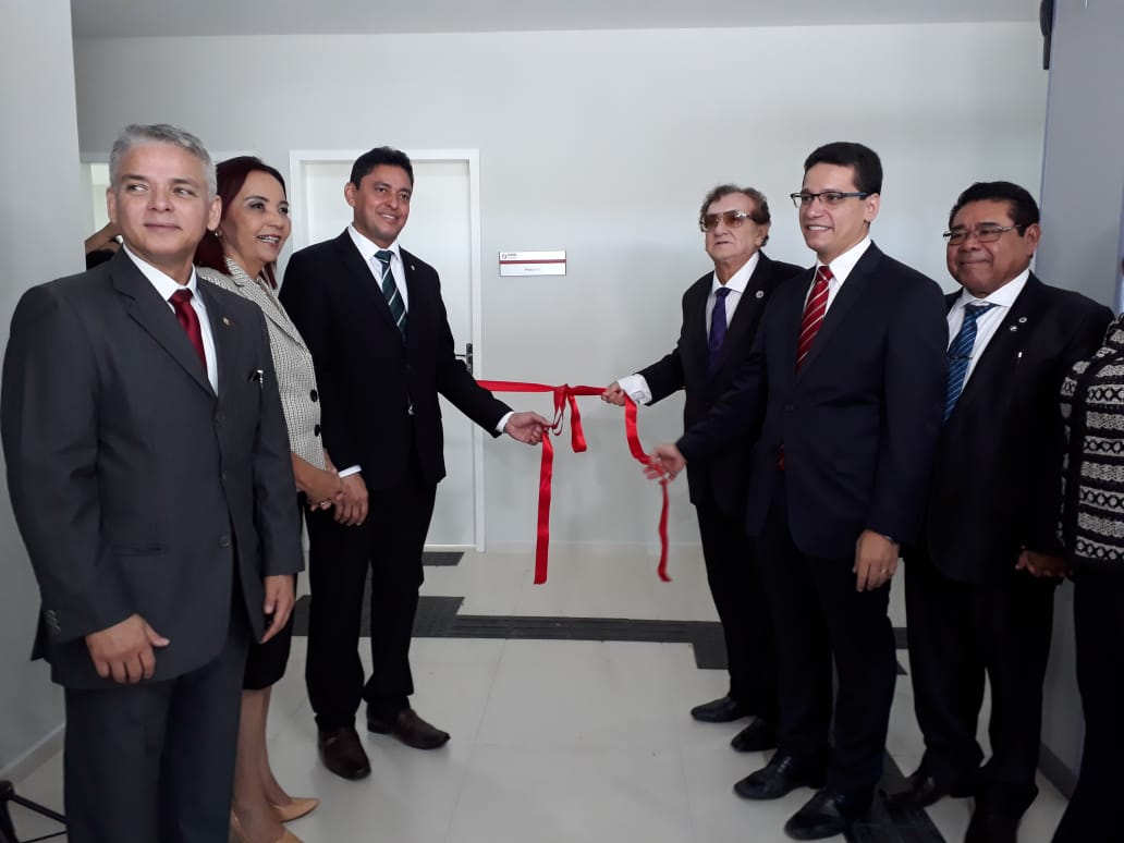 Pessoas sentadas em auditório 