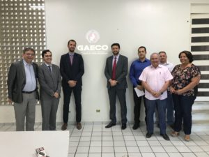 Pessoas de pé sorrindo