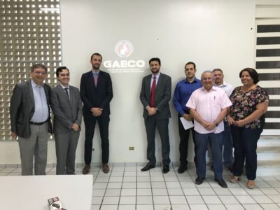 Pessoas de pé sorrindo