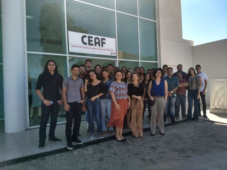 Estudantes de Arquitetura, Promotora de Justiça e Arquiteta do MPPI em frente ao CEAF