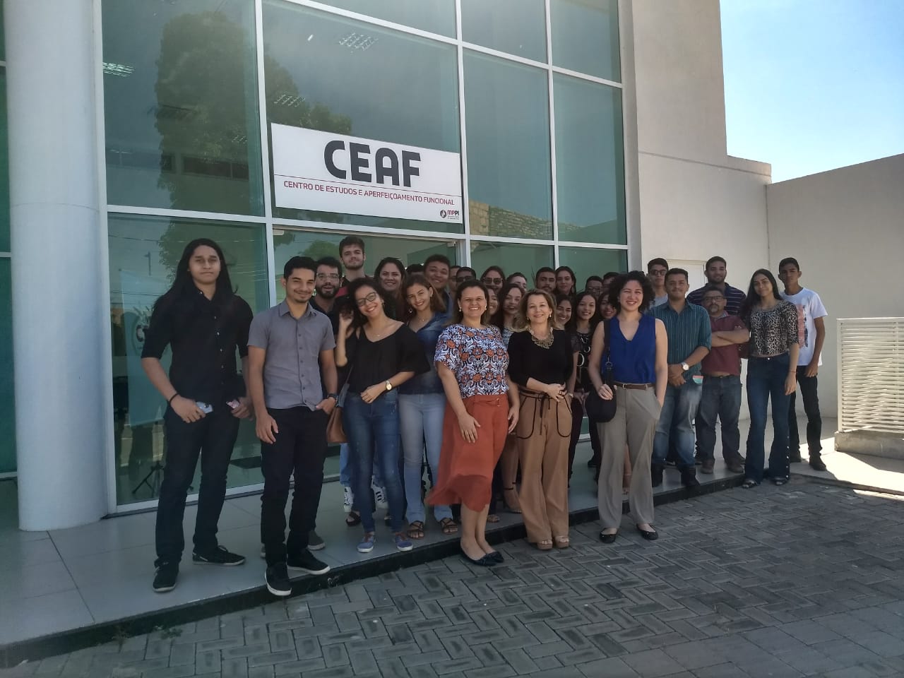 Estudantes de Arquitetura, Promotora de Justiça e Arquiteta do MPPI em frente ao CEAF