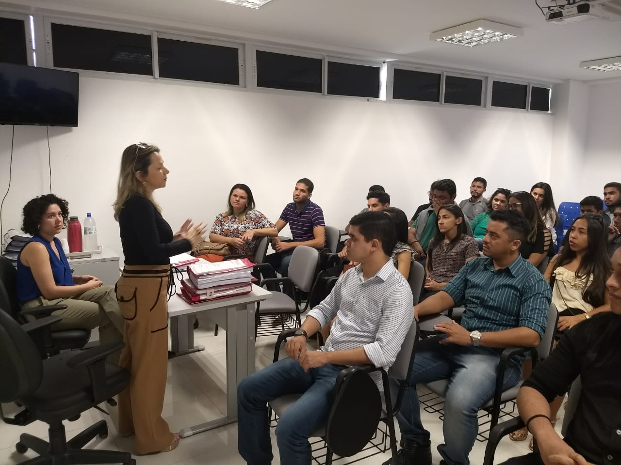 Estudantes de Arquitetura em sala de aula com a Promotora de Justiça Denise Aguiar e com a arquiteta Danielle Dantas