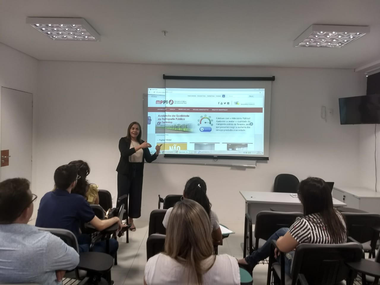 Estudantes de Direito em sala de aula com a Procuradora Raquel Normando