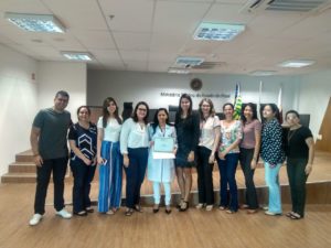 Palestrante posa com o público no auditório do MPPI