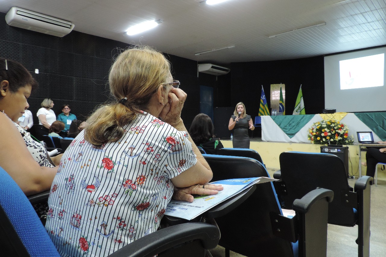 Pessoa assistindo palestra 