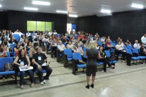 Pessoas sentadas em auditório