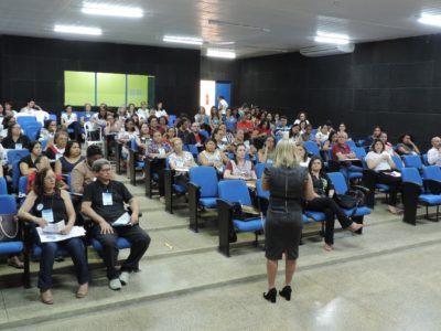 Pessoas sentadas em auditório