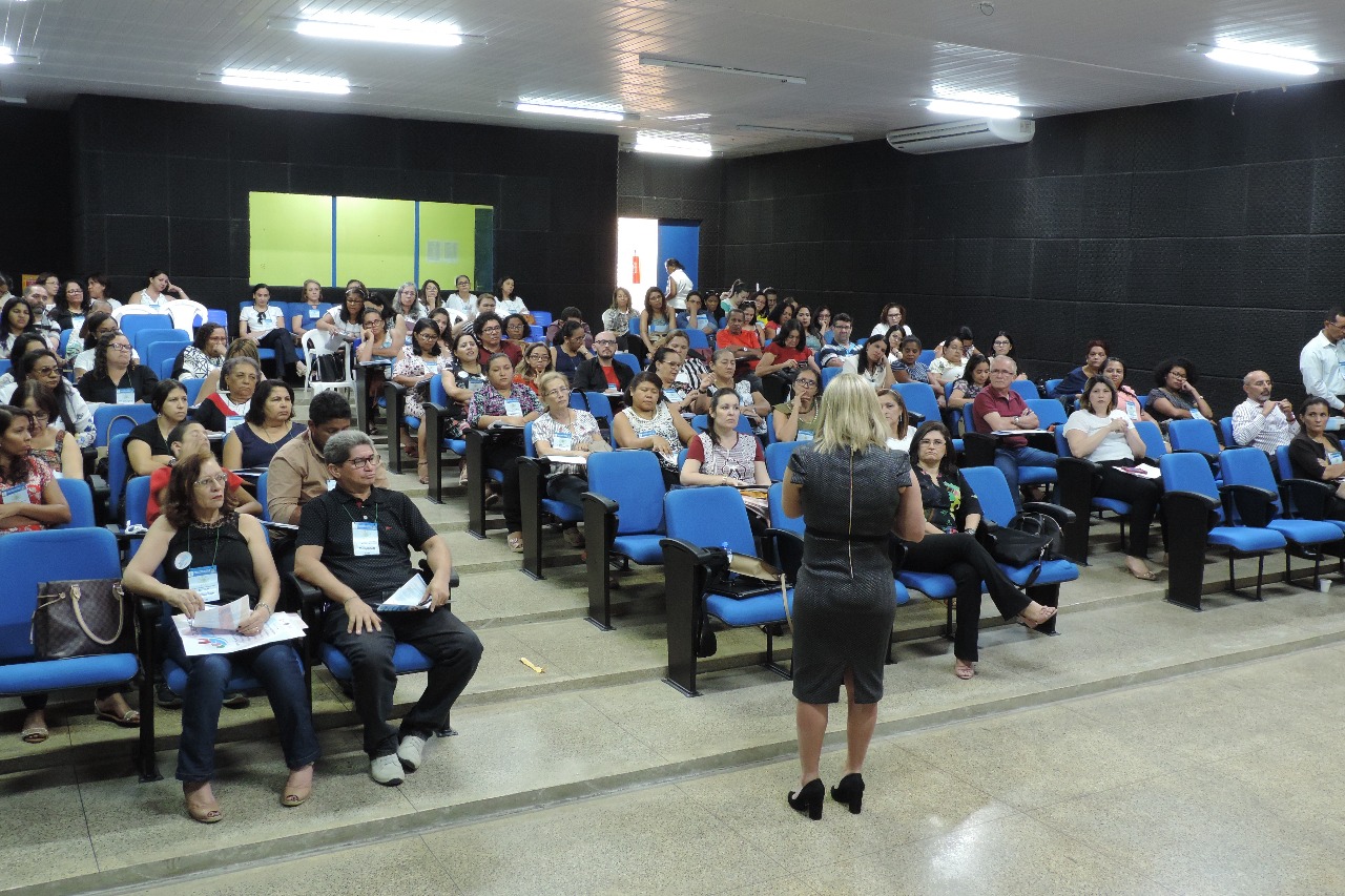 Pessoas sentadas em auditório 
