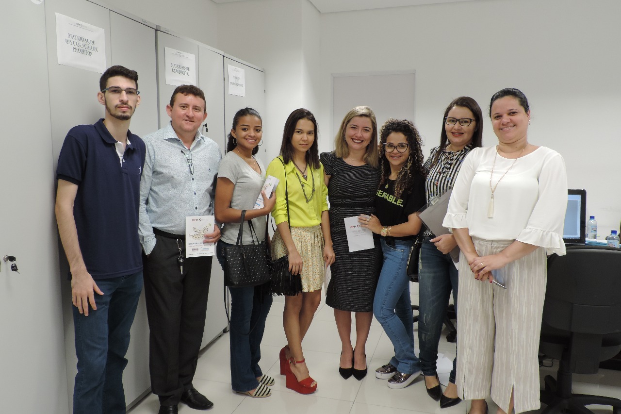Estudantes com a Promotora de Justiça Flávia Gomes Cordeiro