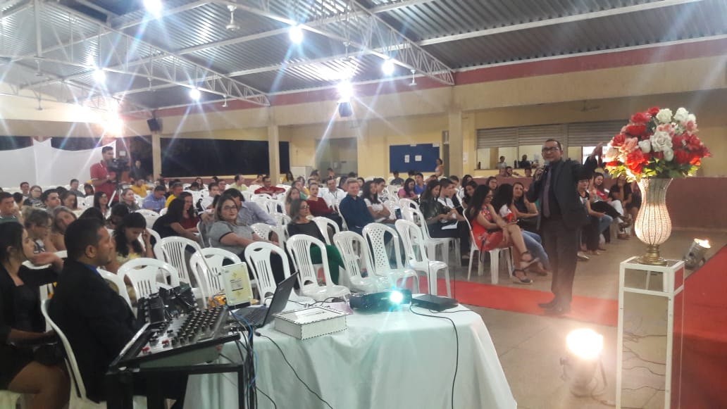 Pessoas sentadas em auditório 