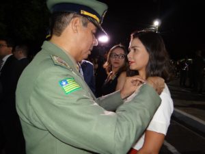 Promotora de Justiça recebendo medalha