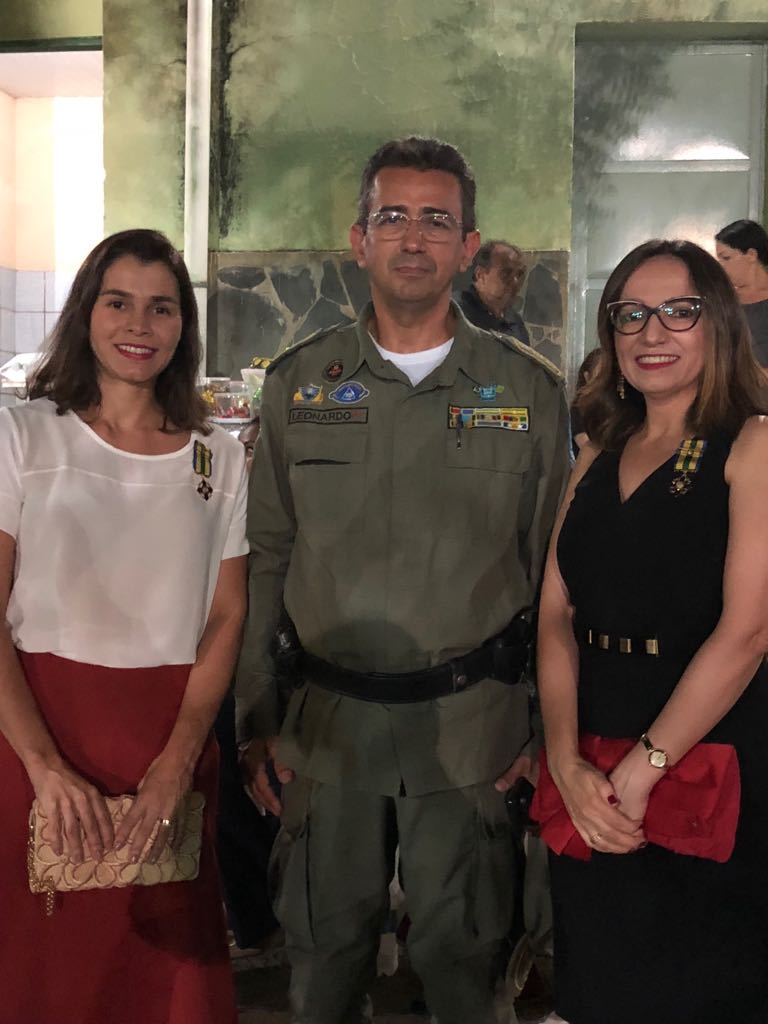 A Promotora de Justiça Luana Azerêdo com o tenente-coronel Leonardo Castelo Branco, que a indicou para a Medalha. Na foto, aparece ainda a Juíza de Direito Lidiane Suély Marques Batista, também agraciada.