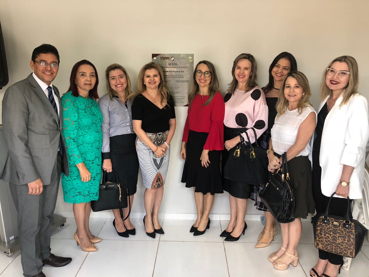 Personalidades diantes da placa de inauguração