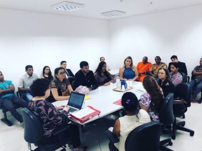 Pessoas sentadas em sala durante reunião