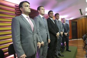 Pessoas de pé sorrindo