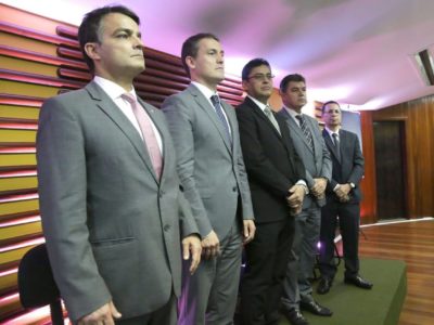Pessoas de pé sorrindo