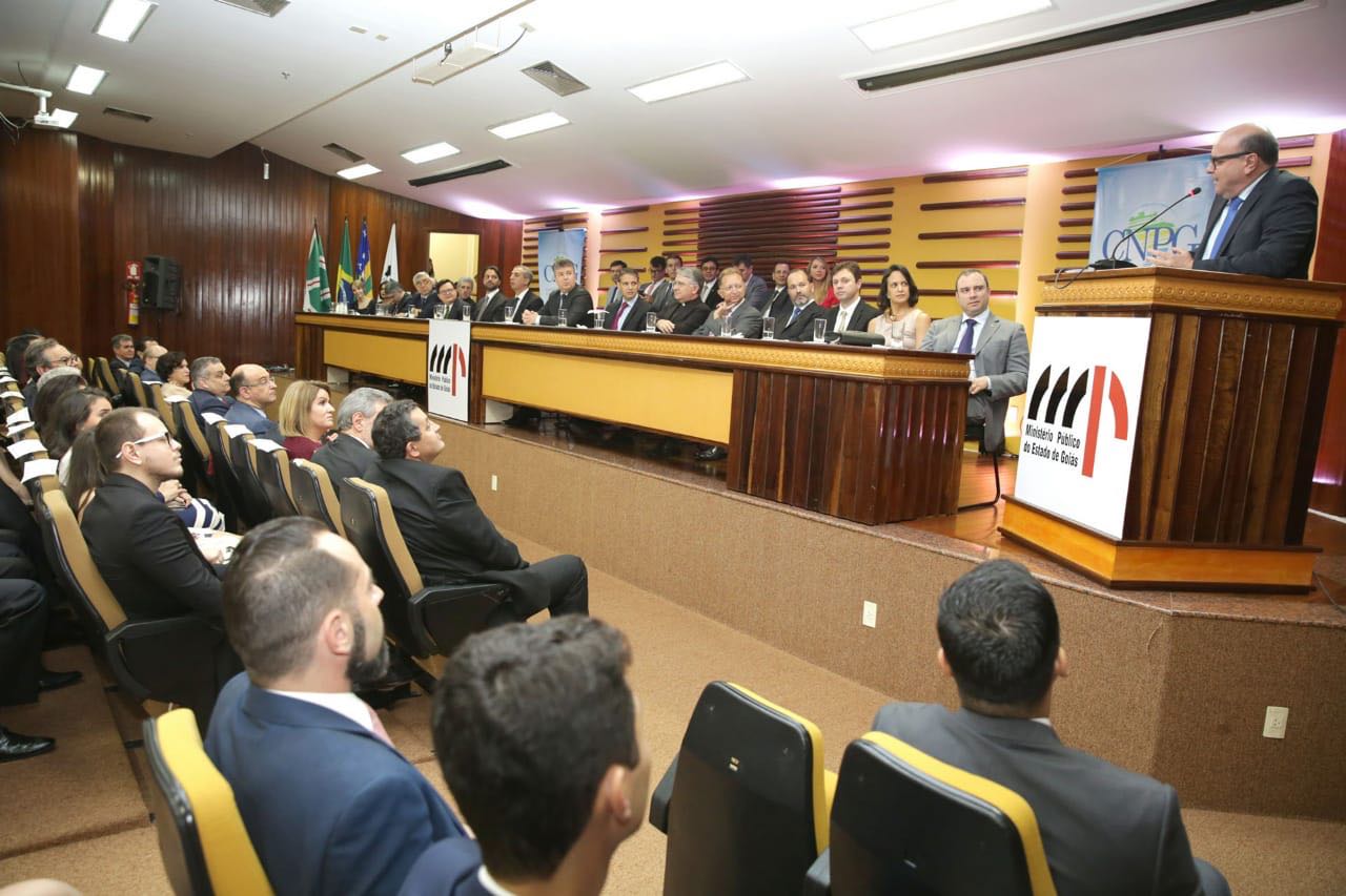 Pessoas sentadas em auditório 