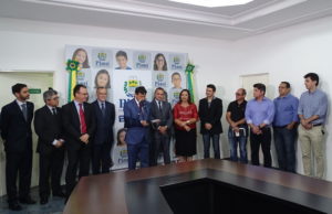 Personalidades durante evento de assinatura do termo de cooperação