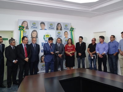 Personalidades durante evento de assinatura do termo de cooperação