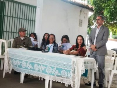 pessoas em reuniao