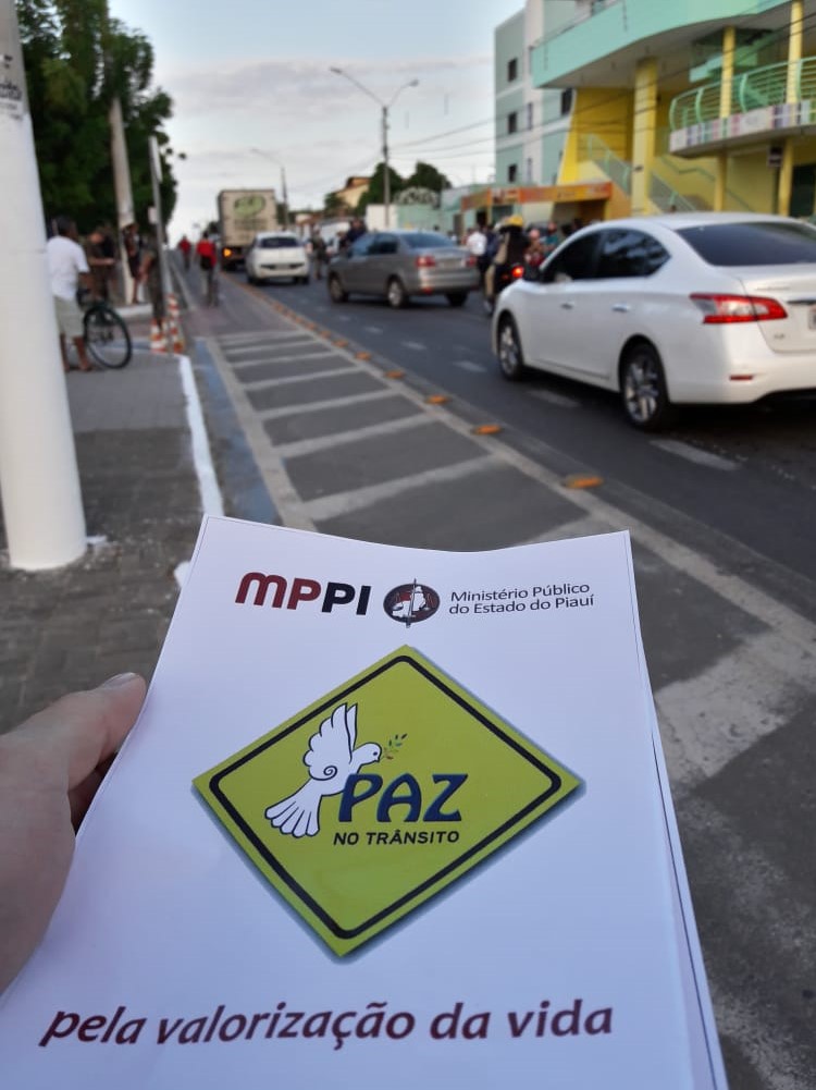 Panfleto do Ministério Público sobre paz no trânsito 