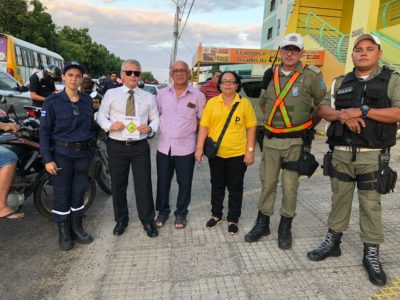 Pessoas de pé próximo a avenida São Sebastião