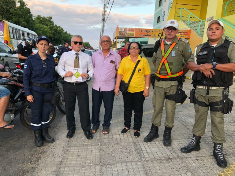 Pessoas de pé próximo a avenida São Sebastião