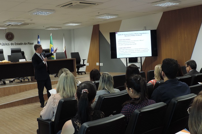 Pessoas sentadas em auditório 