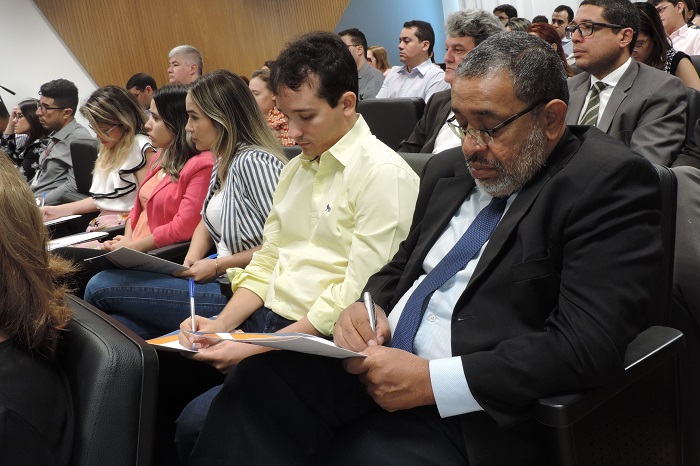 Pessoas sentadas em auditório 