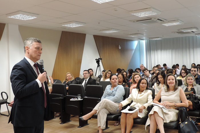 Pessoas sentadas em auditório 