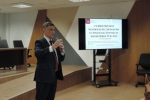 Pessoa de pé falando