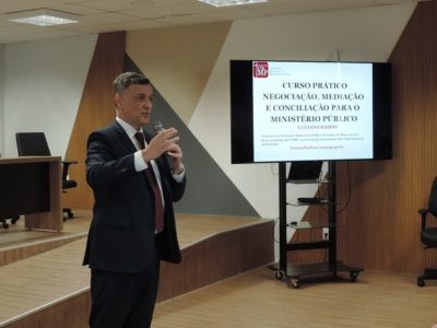 Pessoa de pé falando