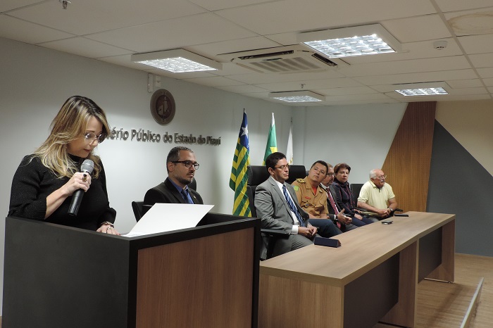Pessoas de pé