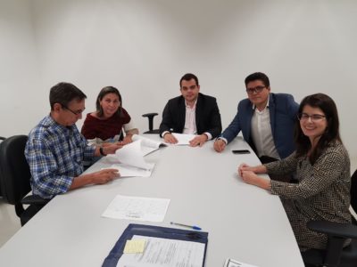 Pessoas sentadas em volta de uma mesa