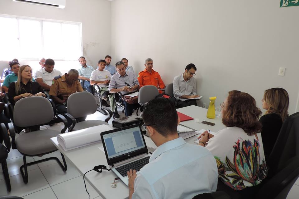 Pessoas em uma sala 