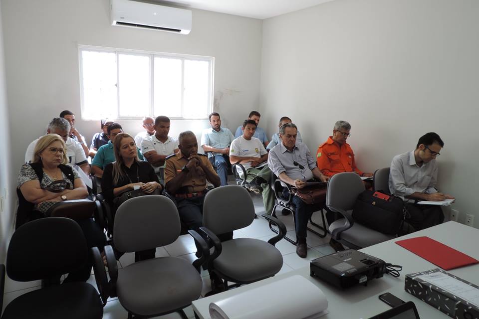 Pessoas sentadas em um auditório participando de reunião promovida pelo Ministério Público 