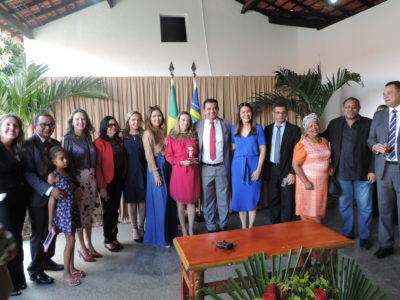Pessoas de pé sorrindo