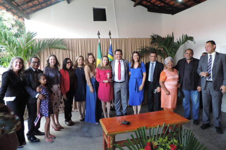 Pessoas de pé sorrindo