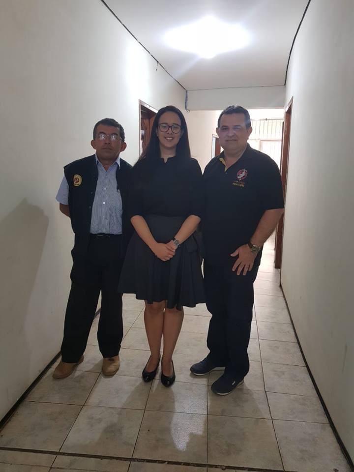 Três pessoas de pé. Dois fiscais do PROCON e a promotora de Justiça que requisitou a fiscalização 