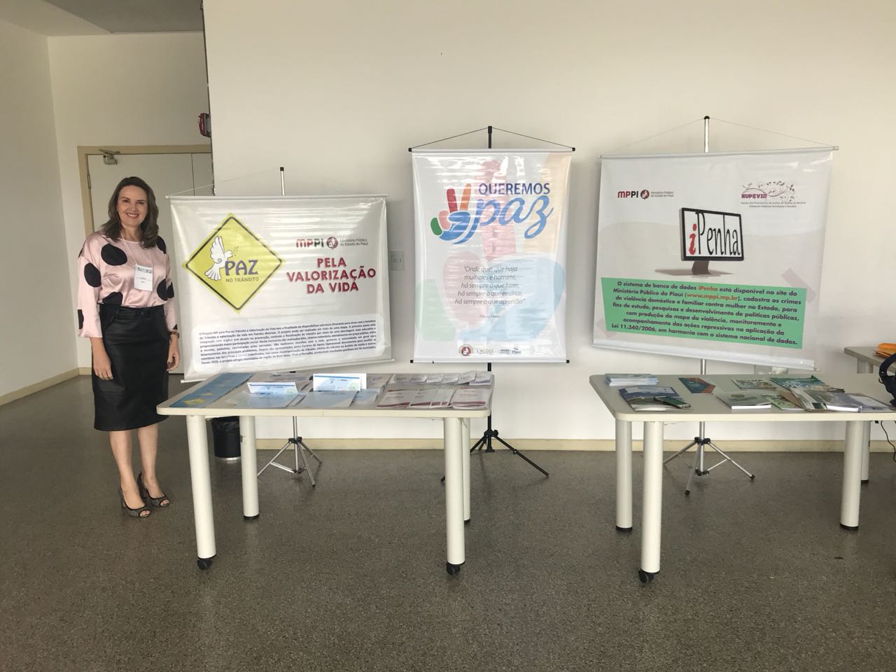 Mulher de pé ao lado de banners 