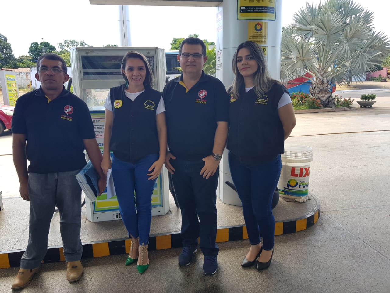Pessoas de pé 