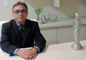 Homem sentado em uma mesa