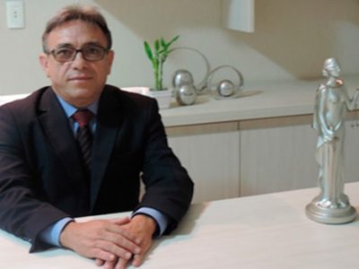 Homem sentado em uma mesa