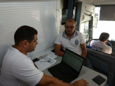 Pessoa conversando com outro