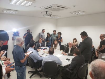 Pessoas sentadas em volta de uma mesa