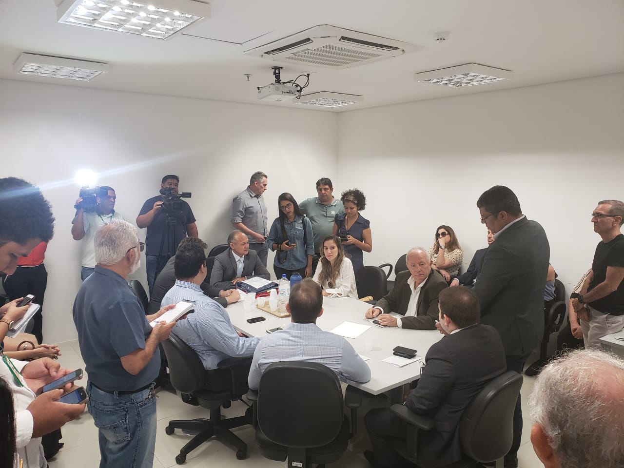Pessoas sentadas em volta de uma mesa 