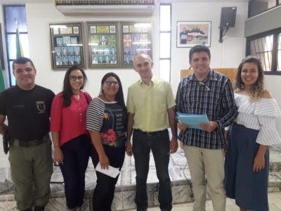 Pessoas de pé