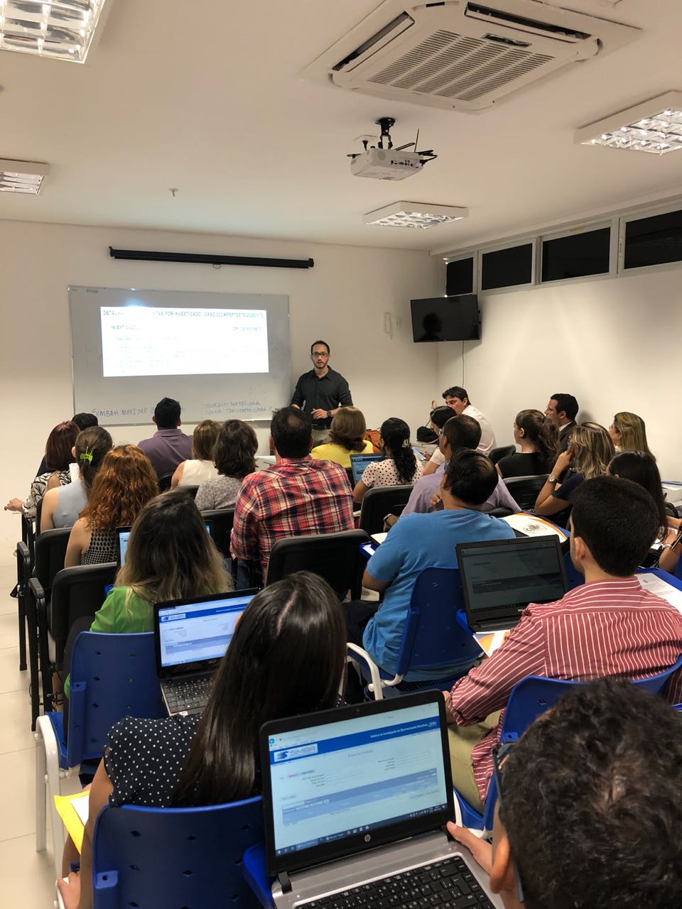pessoas sentadas em sala de aula 